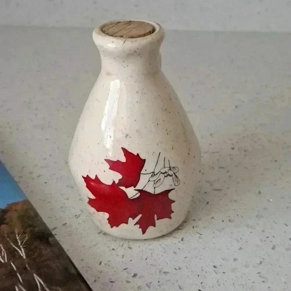 Canada BOOK and Authentic Syrup JAR from Quebec - Picture 3 of 5
